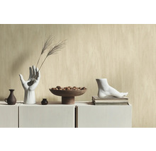 Arrangement décoratif avec vases, coupe et pied sur une armoire