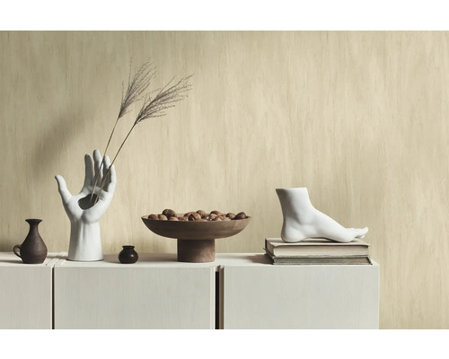 Arrangement décoratif avec vases, coupe et pied sur une armoire