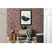 Aménagement intérieur avec papier peint en briques, commode et décoration