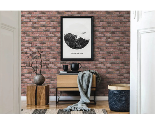 Aménagement intérieur avec papier peint en briques, commode et décoration