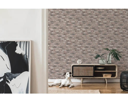 Salon avec papier peint à motif de briques, commode et décoration