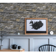Espace de vie avec papier peint mural en pierre et poster d''Islande encadré