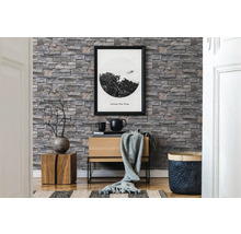 Intérieur avec papier peint en pierre, commode et décorations pour une ambiance chaleureuse.
