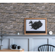 Espace de vie avec un mur avec du papier peint aspect pierre et un poster encadré de l''Islande
