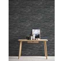 Pièce avec papier peint en pierre et table en bois