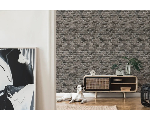 Salon avec papier peint à motif de briques, buffet et chien