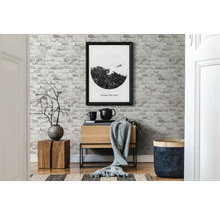 Salon avec papier peint à motif de briques, commode et objets de décoration