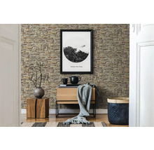Salon avec papier peint en pierre, commode, décoration et poster