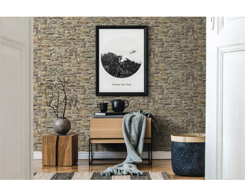 Salon avec papier peint en pierre, commode, décoration et poster