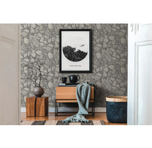 Intérieur avec papier peint en pierre, commode et décorations
