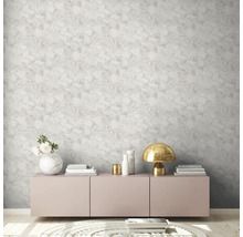 Intérieur avec papier peint imitation pierre, commode, lampe et décoration
