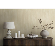 Ambiance d''habitation décorative avec lampe, bougies, bol et vase à fleurs sur une armoire en bois