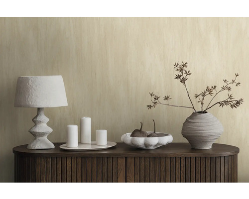 Ambiance d''habitation décorative avec lampe, bougies, bol et vase à fleurs sur une armoire en bois