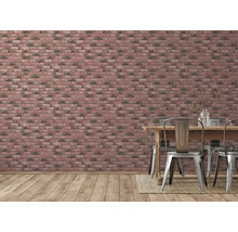 Salle à manger avec papier peint en briques, table en bois et chaises