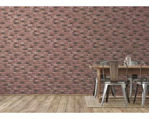 Salle à manger avec papier peint en briques, table en bois et chaises