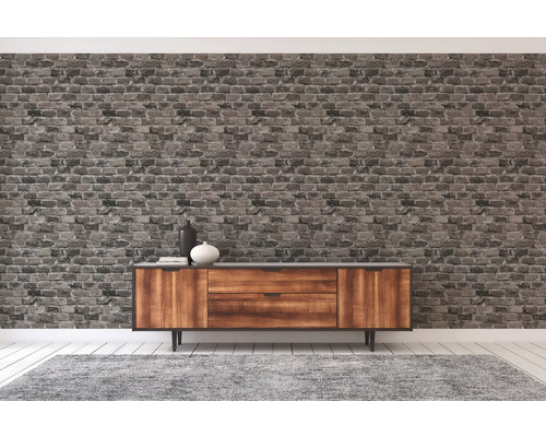 Salon avec papier peint imitation briques, commode et tapis