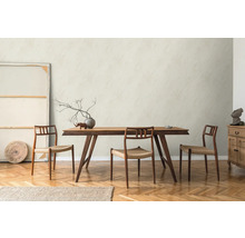 Salle à manger avec table en bois, chaises, décoration et parquet