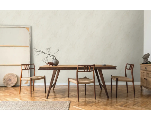 Salle à manger avec table en bois, chaises, décoration et parquet