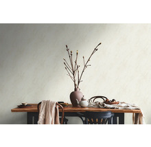 Table à manger avec décoration et chaises devant un mur
