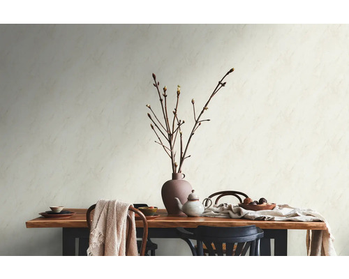 Table à manger avec décoration et chaises devant un mur