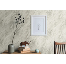 Chambre décorative avec papier peint à motifs, image et accessoires