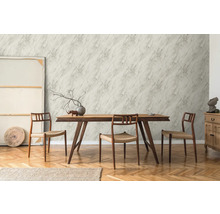 Pièce lumineuse avec table à manger, chaises et papier peint imitation marbre