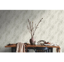 Mur avec papier peint marbré, table à manger avec vaisselle et décoration