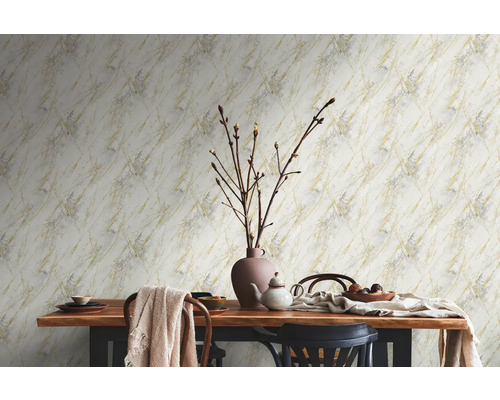 Salle à manger avec papier peint imitation marbre, table en bois et objets de décoration