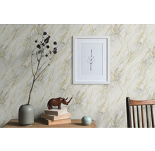 Intérieur avec papier peint à motifs, décoration et meubles