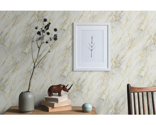 Intérieur avec papier peint à motifs, décoration et meubles