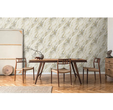 Salle à manger avec table en bois, chaises et papier peint à motif de marbre