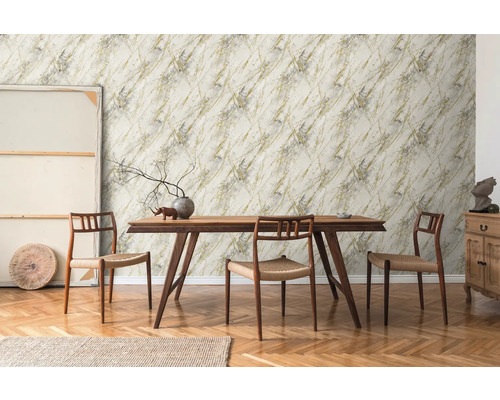 Salle à manger avec table en bois, chaises et papier peint à motif de marbre