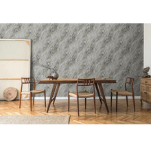 Salle à manger avec table en bois, chaises et papier peint gris à effet pierre.