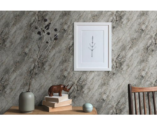 Pièce décorative avec papier peint à motifs, table, vase, image et décorations