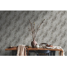 Table à manger avec vaisselle, décoration et papier peint à motif de marbre pour une ambiance claire et organisée.