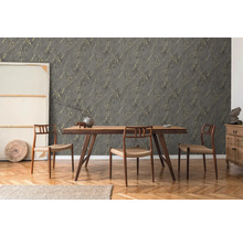 Salle à manger avec table en bois, chaises et un mur avec un papier peint à motif marbré gris