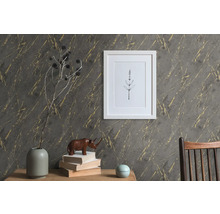 Scène décorative avec papier peint à motifs, image encadrée et objets décoratifs sur une table