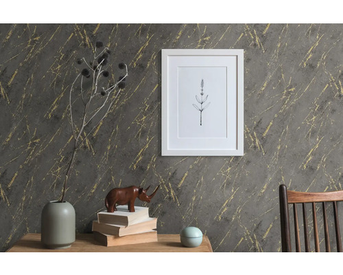 Scène décorative avec papier peint à motifs, image encadrée et objets décoratifs sur une table