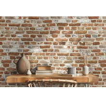Papier peint photo avec motif de briques derrière une table en bois avec des décorations