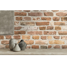 Papier peint motif brique et trois vases