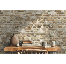 Intérieur avec papier peint en briques et table en bois avec décoration