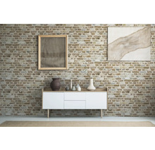 Salon avec commode, décoration et tableaux sur un mur de briques