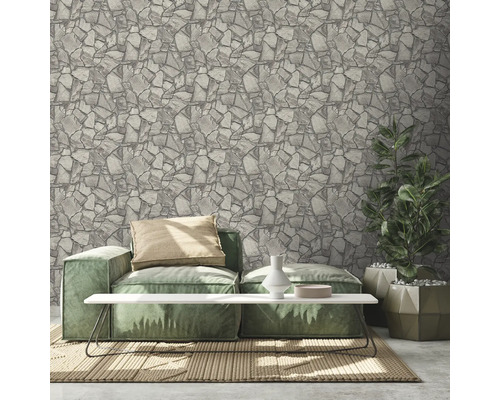 Salon avec papier peint imitation pierre, canapé, table et plante