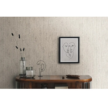 Scène avec papier peint à motifs, commode, vases, décoration et image encadrée