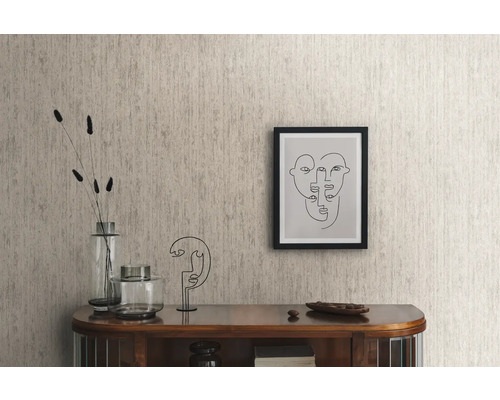 Scène avec papier peint à motifs, commode, vases, décoration et image encadrée