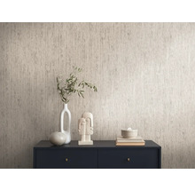 Papier peint avec des structures verticales sur un mur