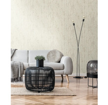 Salon avec papier peint clair et mobilier moderne
