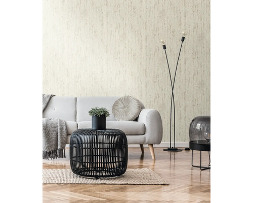 Salon avec papier peint clair et mobilier moderne