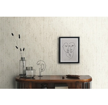 Intérieur avec papier peint à motifs, commode et objets décoratifs.