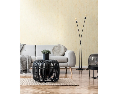 Salon avec canapé, table, lampadaire et tapis sur parquet